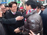 [포토] 대구 태극기집회, 악수하는 김문수 새누리비대위원