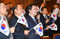 [포토] 국회서 열린 '태극기민심 토론회' 참석한 김경재 회장