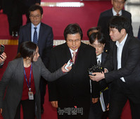 [포토] 출마관련 질의 받으며 국회 입장하는 황교안 대통령권한대행