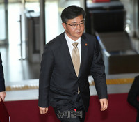 [포토] 국회 대정부질문 참석하는 홍용표 통일부장관