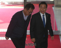 [포토] 국회 대정부질문 참석하는 박인용 국민안전처 장관