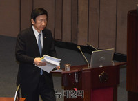 [포토] 단상으로 향하는 윤병세 외교부 장관