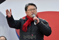 [포토] 탄기국 집회 연사로 나선 새누리당 조원진 의원