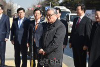 [포토] '책임과 미래 국민속으로 버스' 출정식 갖는 인명진 비대위원장