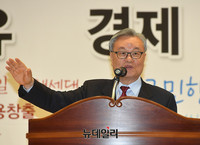 [포토] 경기당원 만난 인명진 자유한국당 비상대책위원장