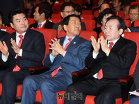 [포토] 박수치는 대선출마 밝힌 자유한국당 원유철-안상수-이인제