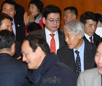 [포토] 경기당원 연수 입장하는 정우택 원내대표