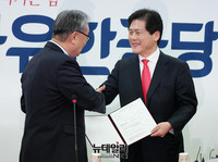 [포토] 김진 전 중앙일보 논설위원, 자유한국당 입당-대선출마 선언