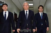 [포토] 정보위로 향하는 이병호 국정원장