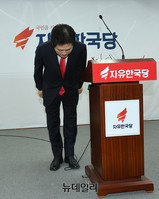 [포토] 고개숙여 인사하는 김진 전 논설위원