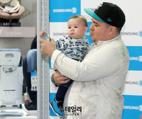 [포토] 샘 해밍턴, 아들 윌리엄과 '베이비페어 나들이'