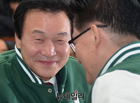 [포토] 국민의당 입당식, 악수하는 손학규