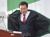 [포토] 국민의당 점퍼 벚는 손학규