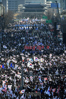 [태극기집회] 서울광장서 남대문까지 가득한 태극기물결 '탄핵 무효'