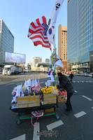 [태극기집회] 촛불 대신 태극기-성조기 판매상인 등장