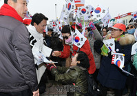 [포토] 춘천 태극기 집회에 등장한 김진태 의원