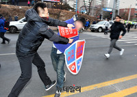 [포토] 촛불집회 제지 당하는 태극기집회 참가자