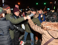 [포토] 춘천 태극기집회-촛불집회 곳곳에서 마찰