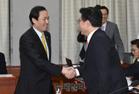 [포토] 인사 나누는 정우택-우상호