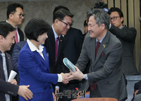 [포토] 인사 나누는 추미애-표창원