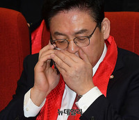 [포토] 통화하는 정우택 원내대표