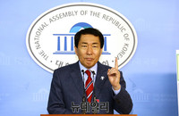 [포토] 공약 발표하는 자유한국당 안상수 의원