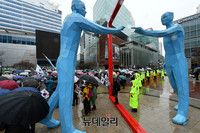 [포토] 태극기들고 MBC 찾은 애국단체