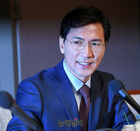 [포토] 관훈토론회 참석한 안희정 