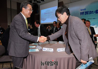 [포토] 악수하는 방상훈-손석희 사장