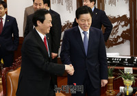 [포토] 악수 나누는 우상호-주승용