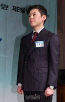 [포토] 팔짱 낀 우병우 사진으로 한국기자상 수상한 고운호 기자