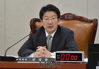 [포토] 회의 주재하는 권성동 법사위원장