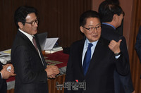 [포토] 인사 나누는 박지원-정병국