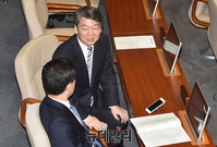 [포토] 이야기 하는 국민의당 주승용 원내대표와 안철수 의원