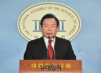 [포토] 특검연장 반대 기자회견 갖는 이인제