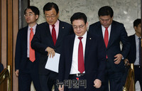 [포토] 원내대책회의 참석하는 정우택 자유한국당 원내대표