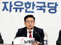 [포토] 발언하는 자유한국당 정우택 원내대표