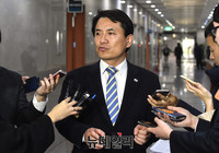 [포토] 기자들의 질문에 답하는 자유한국당 김진태 의원