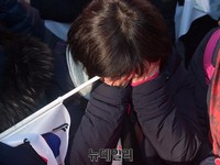 [포토] 눈물에 고개 못드는 태극기시민