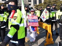 [포토] 탄핵심판 최종변론일, 태극기 두르고 1인시위