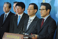 [포토] 특검연장 거부 관련 기자회견 갖는 바른정당 의원들