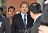 [포토] 정론관으로 들어오는 바른정당 김무성 의원