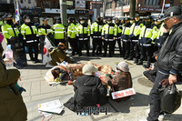 [포토] 헌법재판소로 향하는 길에 누운 태극기 든 시민