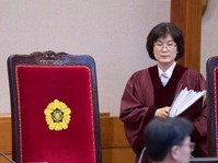 [포토] 입장하는 이정미 헌재소장 권한대행