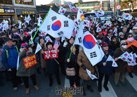 [영상] 헌법재판소 앞, 탄핵무효 외치는 시민들