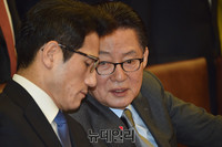 [포토] 대화 나누는 박지원-정병국