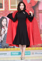 [포토] 빨간코트 벗는 배우 이유리