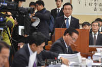 [포토] 법사위 찾은 박인용 국민안전처 장관