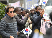 [태극기집회] 태극기 흔드며 구국기도회 참가한 외국인