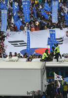 [태극기집회] 경찰버스로 올라간 집회참가자